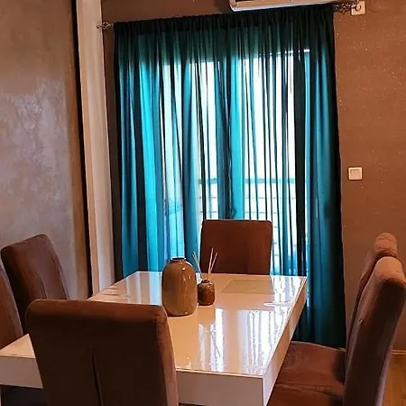 Crown Apartment *
